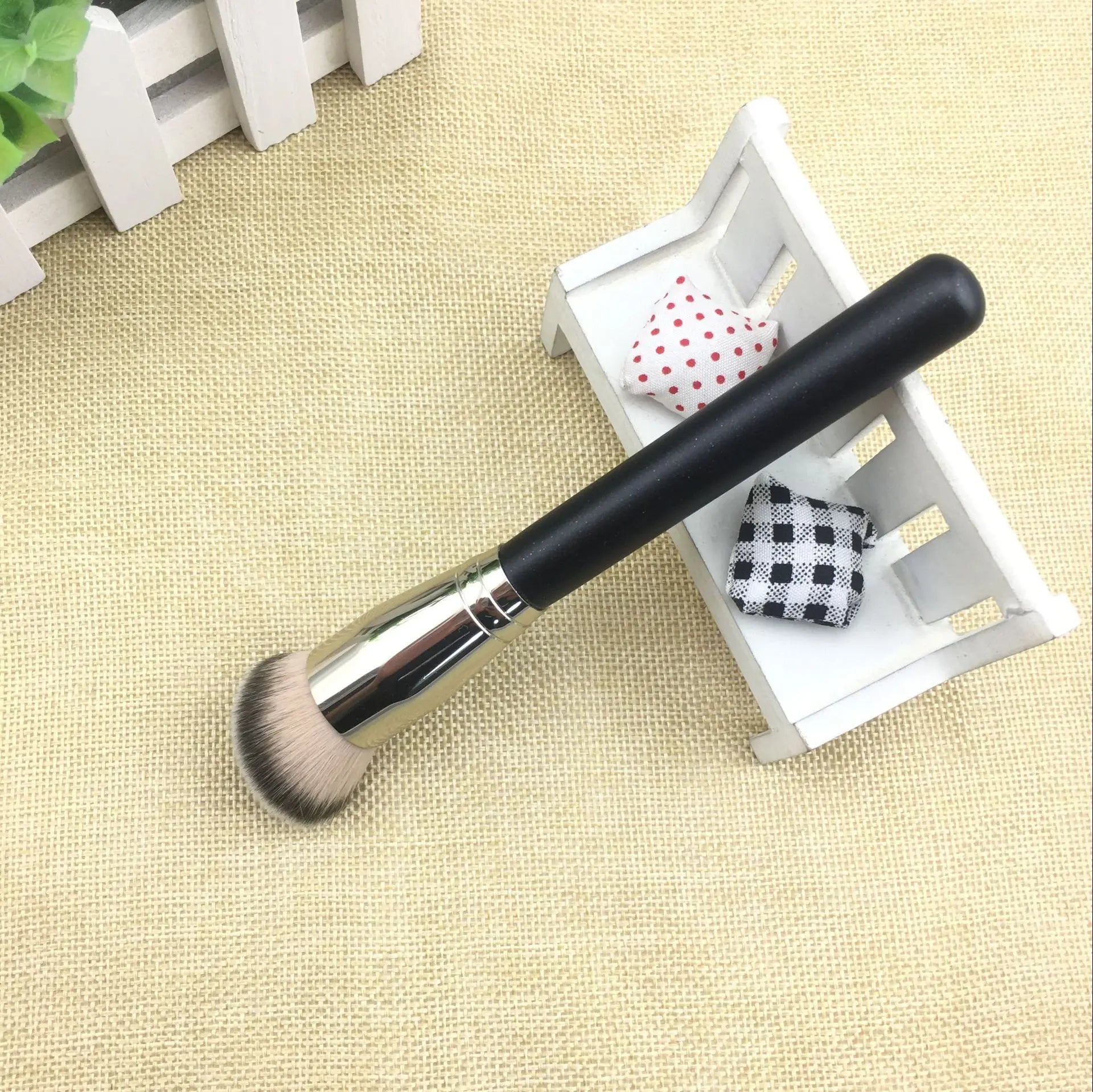 1 piece Angled Foundation Makeup brushes M170 Magic Liquid Foundation Cream Make up brush Beauty Tools Cosmetics
